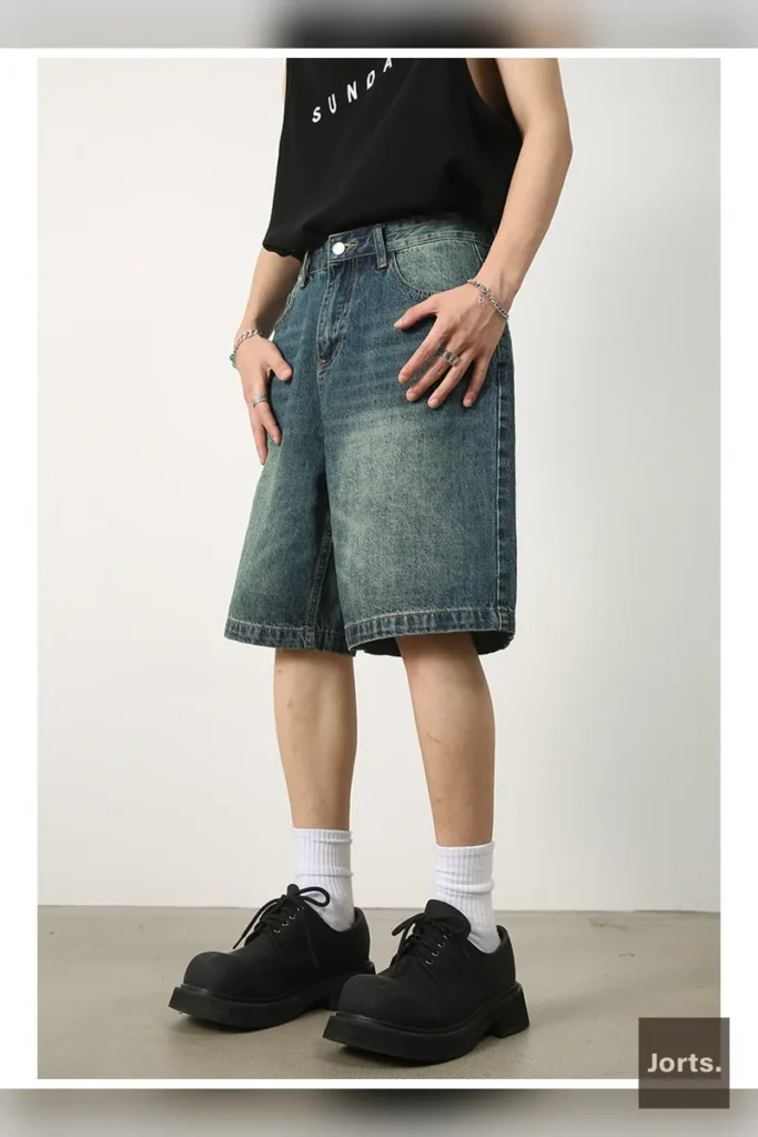 Black Y2K baggy pants with a relaxed fit, embodying the authentic streetwear look.